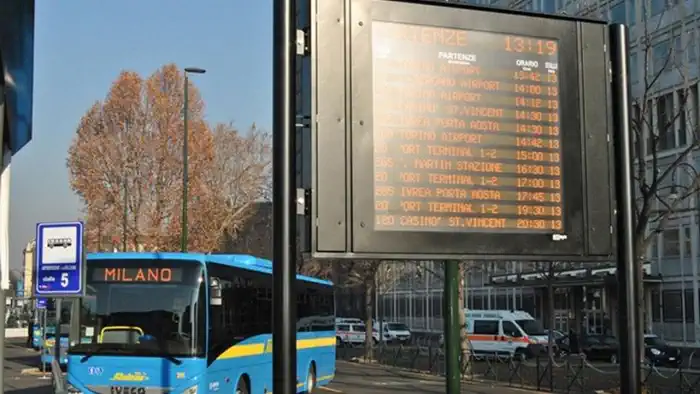 На автобусе с аэропорта Милана в Турин  станция в Турине табло с расписанием