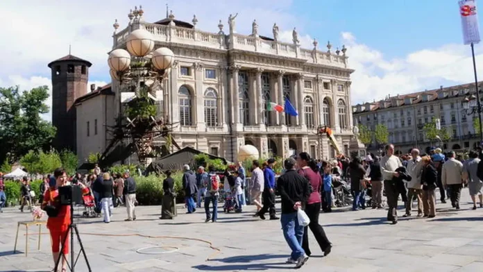 Роскошный сад на дворцовой площади в Турине