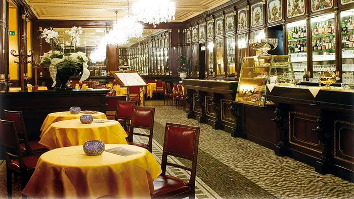 Знаменитый исторический бар в Турине Италия