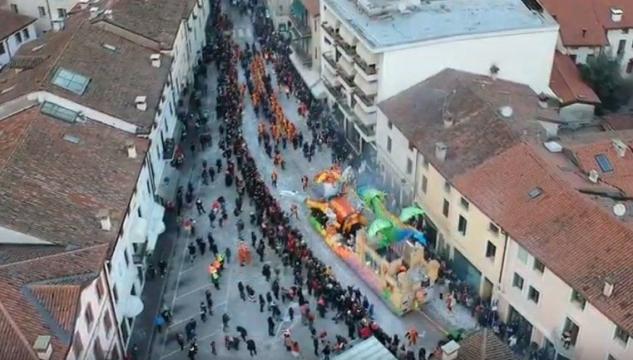 Карнавал в Италии с участием педофила в огне Священник педофил в Италии вызвал шок на карнавале