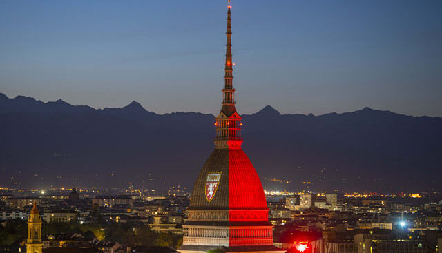 Башня Моле в Турине со знаком футбольной команды Torino 