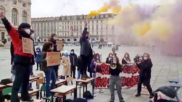 Школьники Турина вышли на площадь в знак протеста не открытия школ