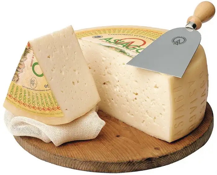 Азиаго - это полутвердый сыр венецианского происхождения, производимый из коровьего молока