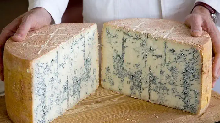 Горгонзола - это полутвердый, сырой, голубой сыр, который производится из цельного коровьего молока