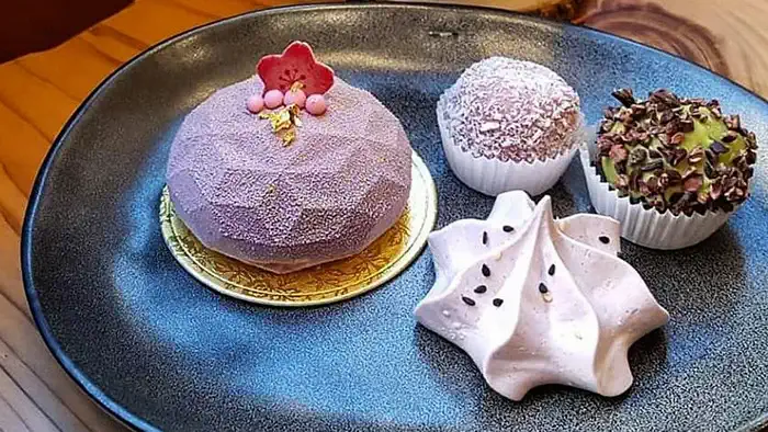 Kintsugiteandcakes - это уютная чайная комната в Турине, которая предлагает гостям возможность насладиться сладкими десертами и чаем в японском стиле
