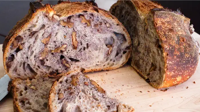 Хлеб с Орехами Пан Ночиато Этот уникальный хлеб, изготовленный в форме небольших круглых булочек, представляет собой сочетание муки, орехов, сыра, тертого пармезана и пекорино