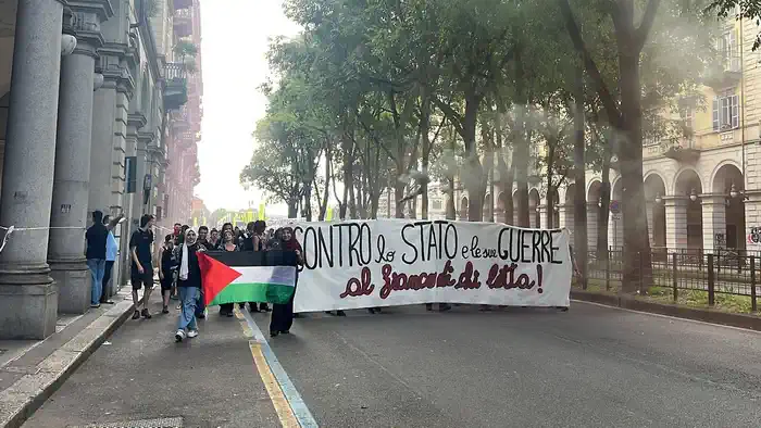 Анархисты в Турине пропалестинские и антивоенные лозунги.